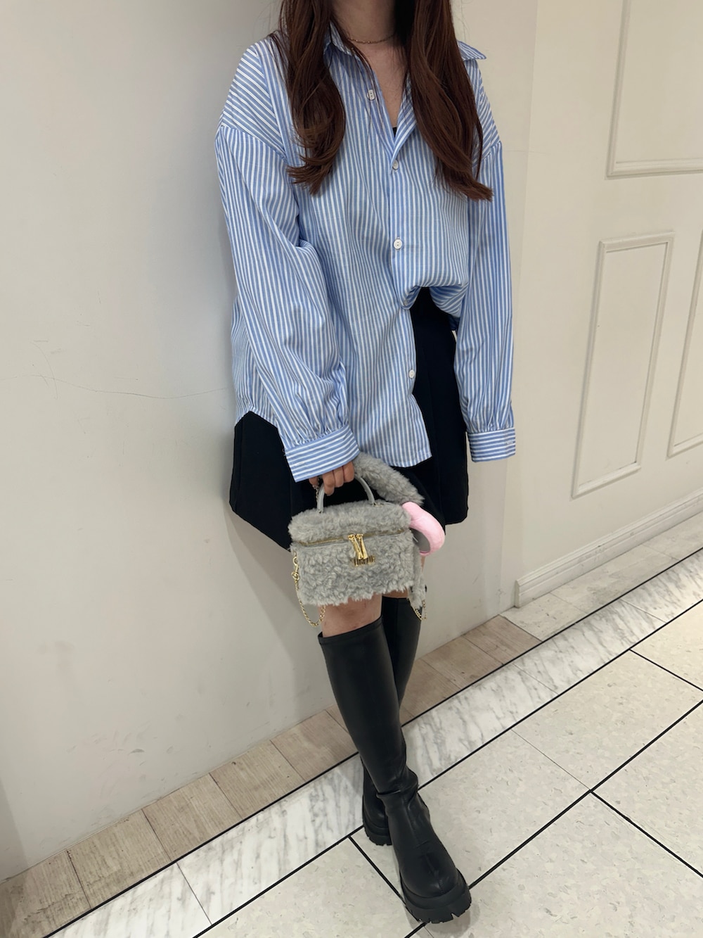 「秋コーデ、秋っぽコーデ更新中、めがね、メガネ女子、秋服コーデ、シャツスタイル、シャツ、いいね、save、フォローお願いします🤑、シンプルスタイル、ロングブーツ、ショートパンツ、ミニスカート、きれいめカジュアル、デートコーデ」｜「Heatherのインヒールストレッチロングブーツ　229820（ブーツ、ブラック系）」を使った、fu yuさん（レディース・160cm）の秋コーディネートの2枚目の写真