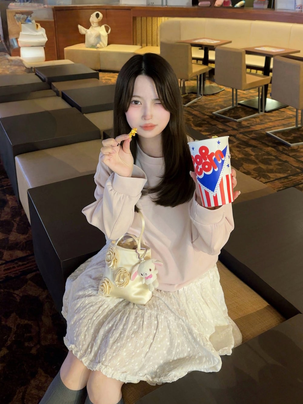 「最近のいい感じコーデ、映画、韓国ファッション、スウェット、おでかけコーデ、オトナカジュアル、春ファッション、今日のコーデ、スニーカー、ミニスカート、プチプラ、春コーデ、いいね、save、フォローお願いします🤑、春服、骨格ストレート」｜「ROCKFISH WEATHERWEARのBRYN VELCRO SNEAKRES(MESH)（スニーカー、ブラック系）」を使った、fu yuさん（レディース・160cm）の春コーディネートの2枚目の写真