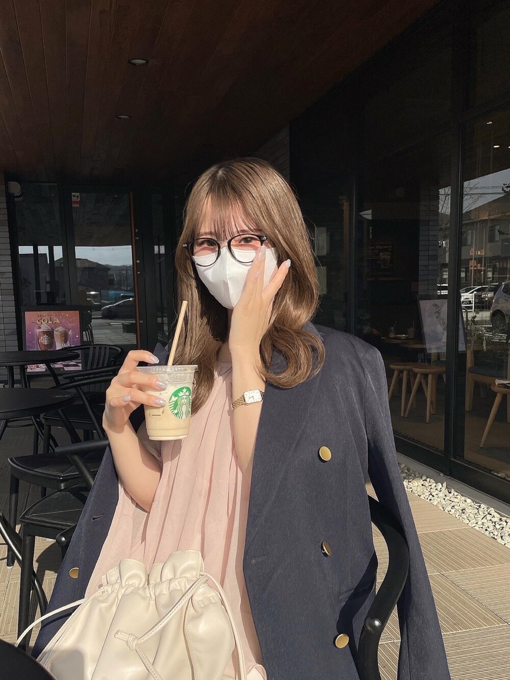 ブルー系のテーラードジャケット、ホワイト系のショルダーバッグ、ピンク系のシャツ/ブラウスを着用したレディースの春コーディネートの2枚目の写真