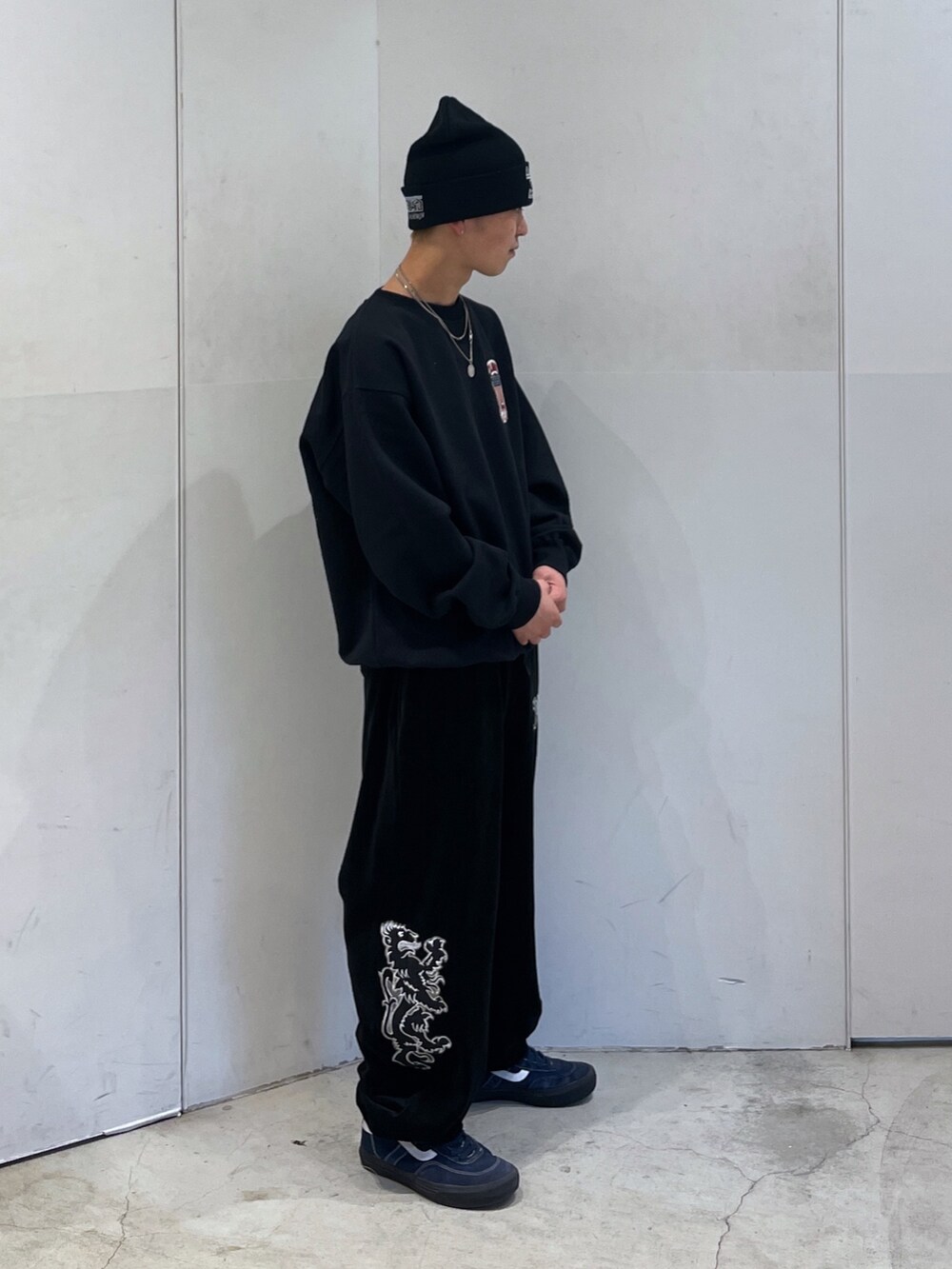 ブラック系のスウェット、ブラック系のその他パンツ、ブラック系のニットキャップ/ビーニーを着用したメンズの秋コーディネートの2枚目の写真