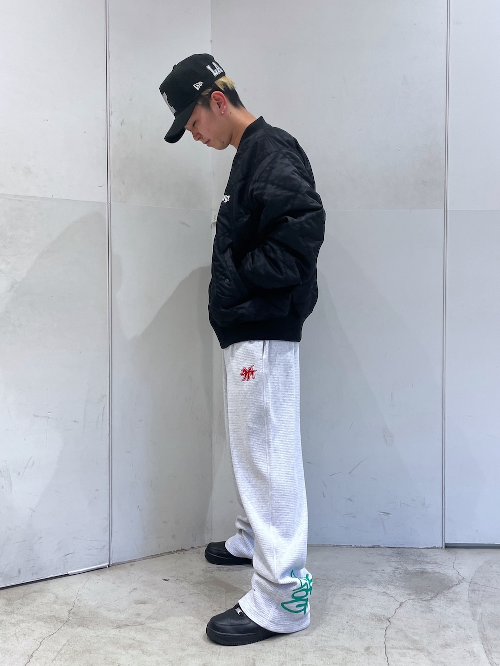 ブラック系のブルゾン、グレー系のその他パンツを着用したメンズの冬コーディネートの4枚目の写真