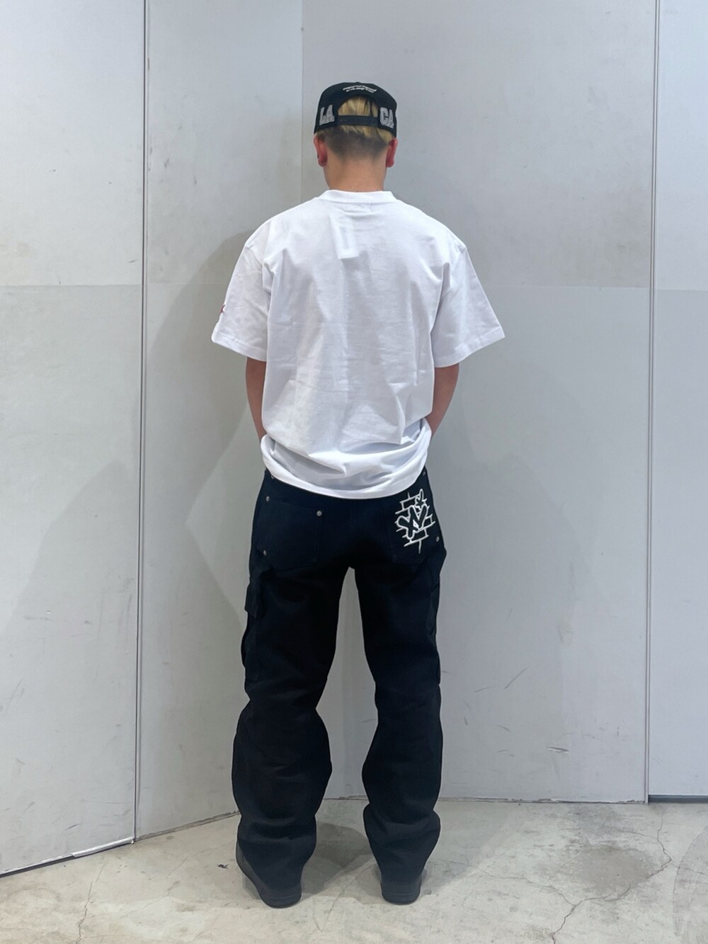 ホワイト系のTシャツ/カットソー、ブラック系のその他パンツを着用したメンズの冬コーディネートの3枚目の写真