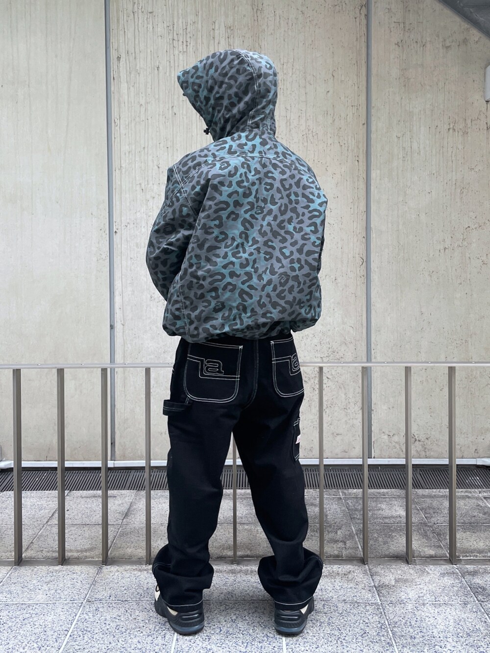 その他のその他アウター、ブラック系のその他パンツを着用したメンズの秋コーディネートの2枚目の写真