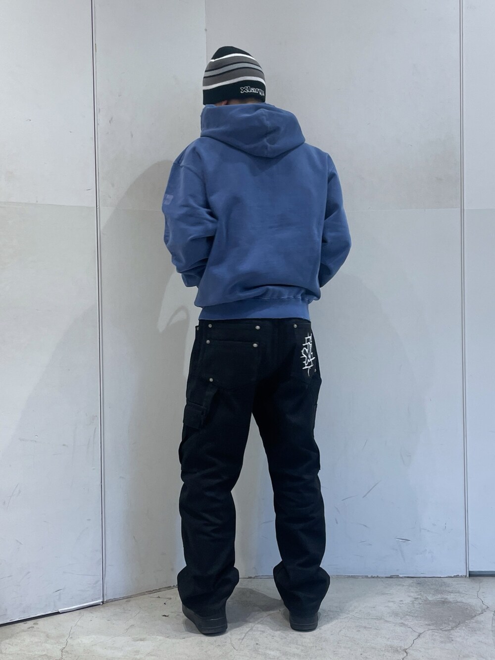 「XLARGE、XLARGE原宿」｜「XLARGEのCOLLEGE LOGO PIGMENT DYED ZIP UP HOODED SWEATSHIRT（パーカー、ブルー系）」を使った、Xlarge_Willyさん（メンズ・165cm）の春コーディネートの3枚目の写真