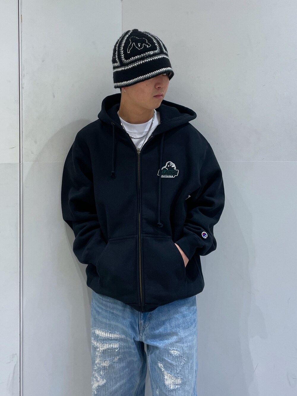 ブラック系のパーカー、ブルー系のデニムパンツ、ブラック系のハットを着用したメンズの冬コーディネートの5枚目の写真