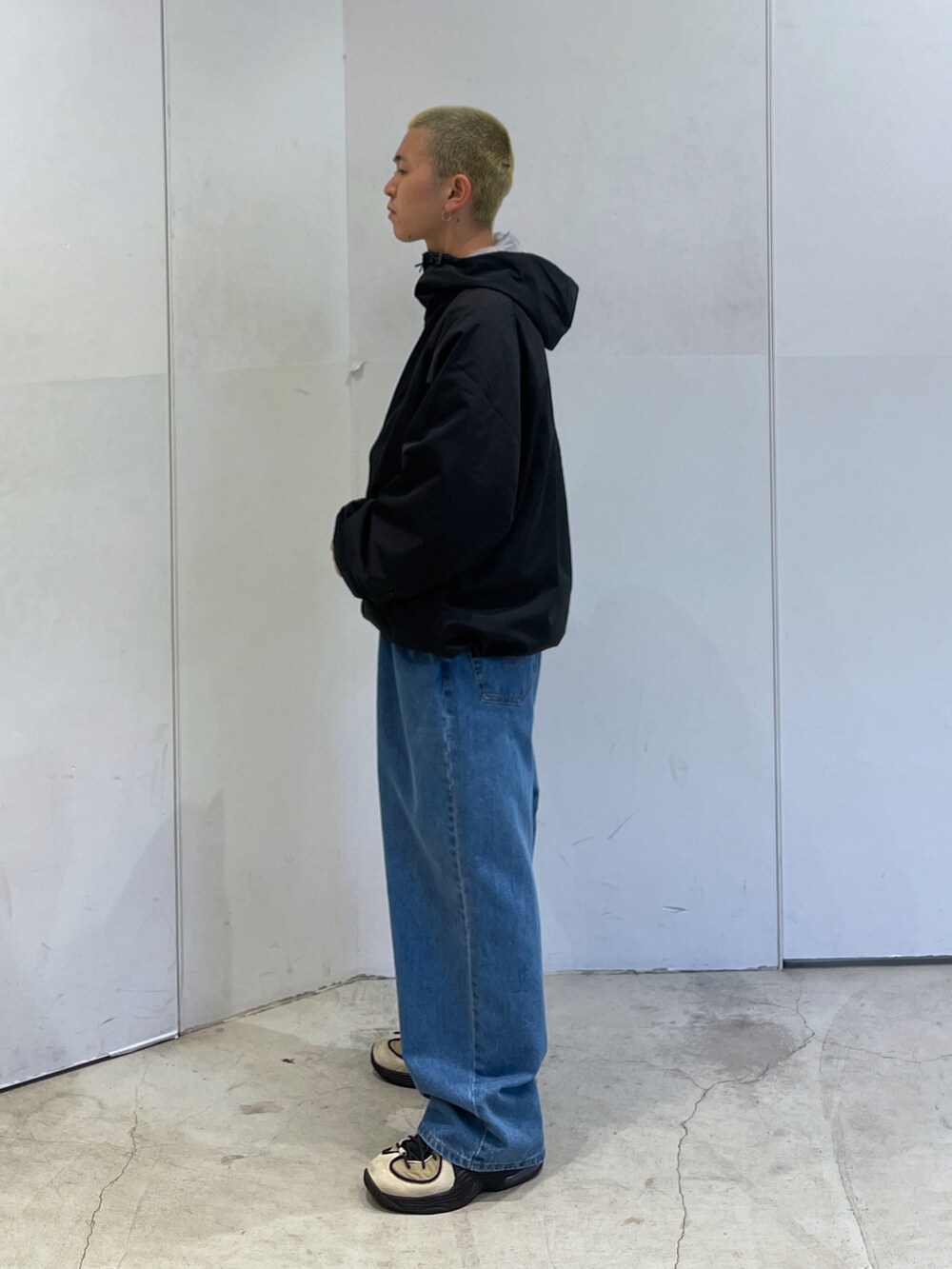 ブラック系のブルゾン、ブルー系のデニムパンツを着用したメンズの秋コーディネートの2枚目の写真