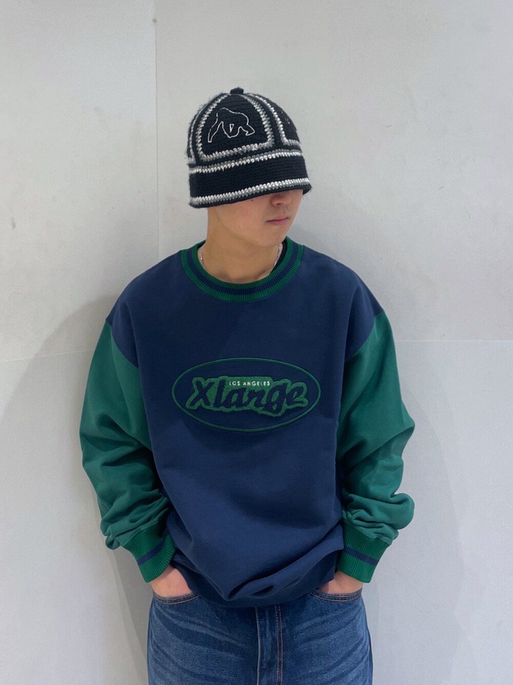 ブルー系のデニムパンツ、グリーン系のスウェットを着用したメンズの冬コーディネートの5枚目の写真