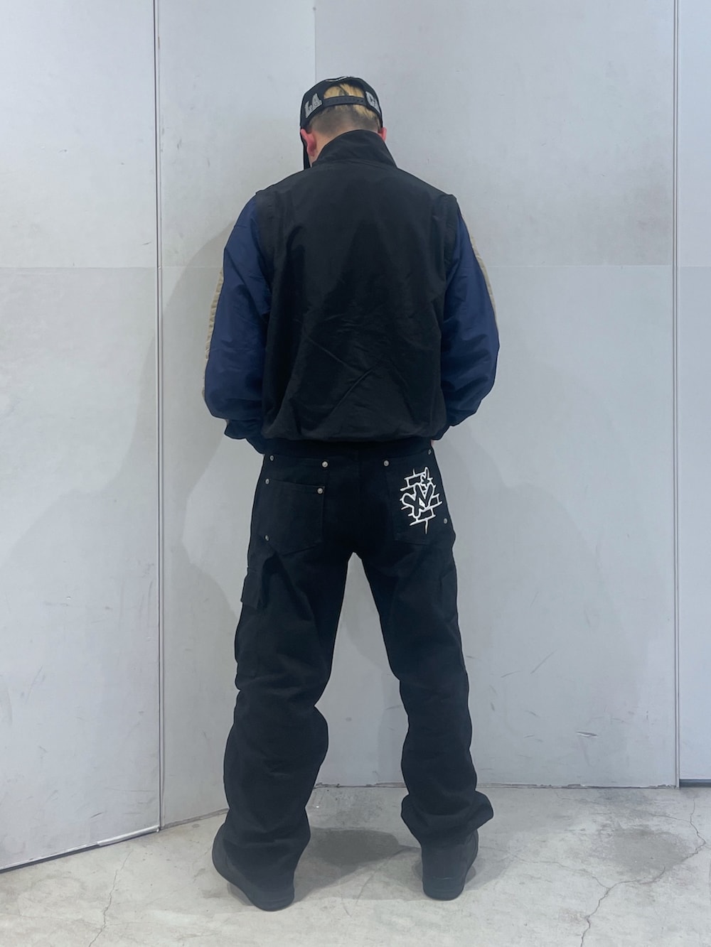 ブラック系のナイロンジャケット、ブラック系のその他パンツを着用したメンズの冬コーディネートの3枚目の写真