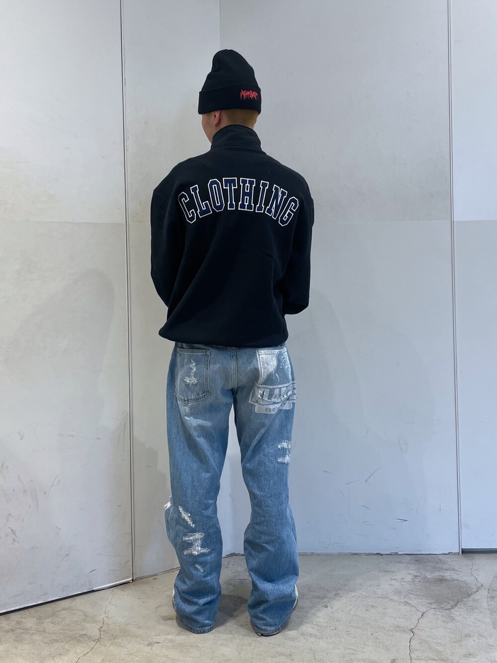 ブラック系のスウェット、ブルー系のデニムパンツ、ブラック系のニットキャップ/ビーニーを着用したメンズの秋コーディネートの4枚目の写真