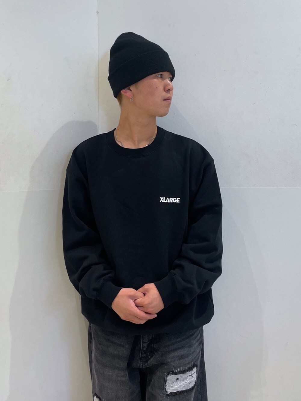 ブラック系のスウェット、ブラック系のデニムパンツ、ブラック系のニットキャップ/ビーニーを着用したメンズの秋コーディネートの5枚目の写真