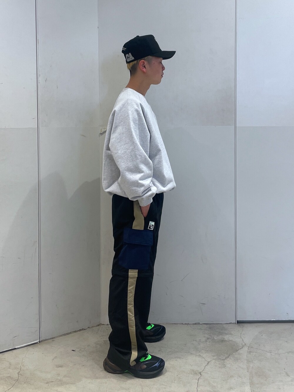 「XLARGEのMILITARY RAGLAN CREWNECK SWEATSHIRT（スウェット、グレー系）」を使った、Xlarge_Willyさん（メンズ・165cm）の冬コーディネートの2枚目の写真
