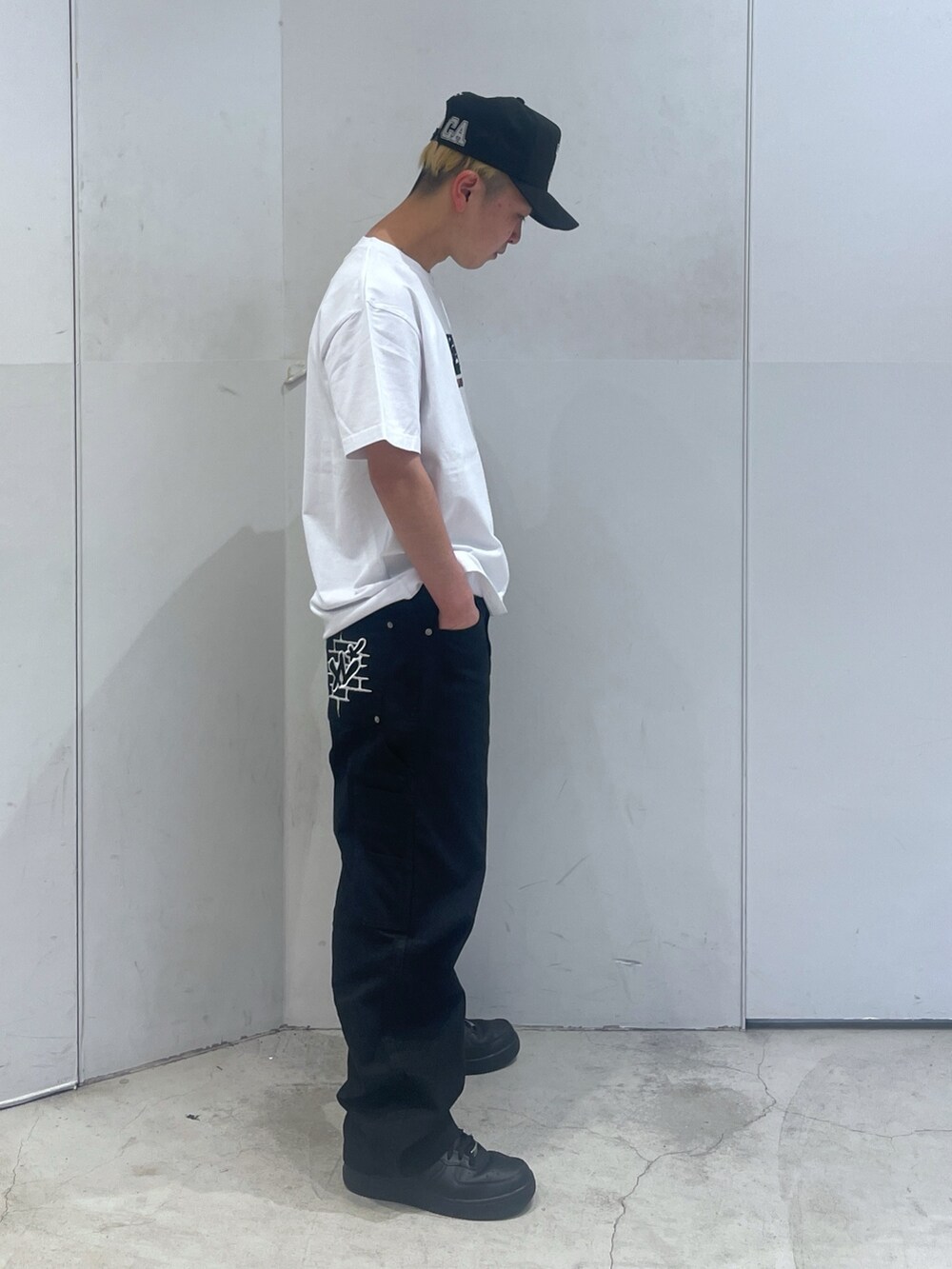 ブラック系のその他パンツ、ホワイト系のTシャツ/カットソーを着用したメンズの冬コーディネートの2枚目の写真