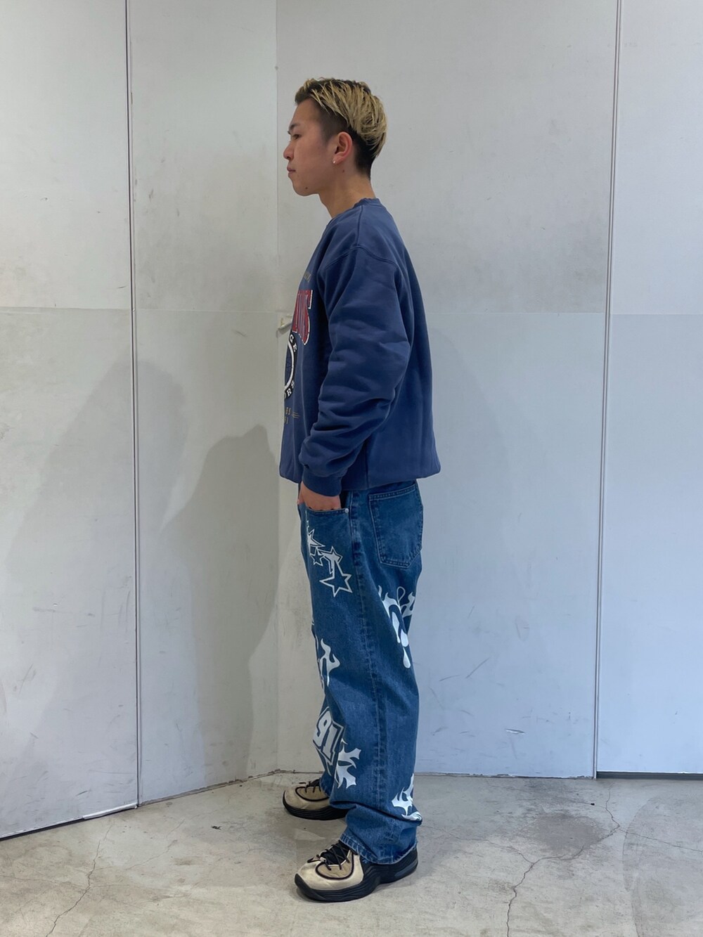 ブルー系のスウェット、ブルー系のデニムパンツを着用したメンズの冬コーディネートの4枚目の写真