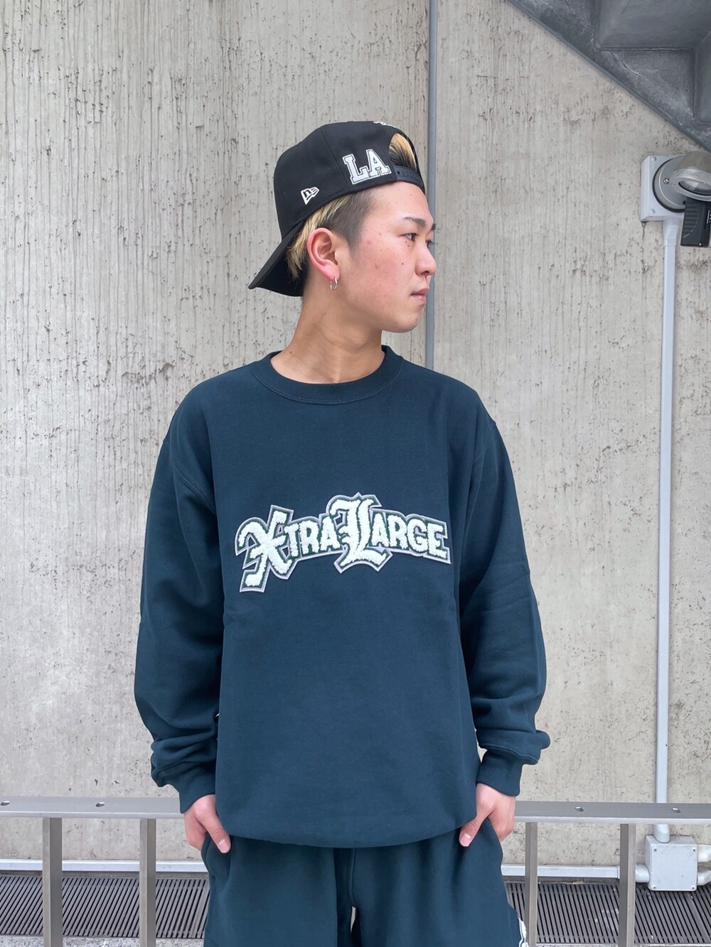 ブルー系のスウェット、ブルー系のスウェットパンツを着用したメンズの春コーディネートの5枚目の写真