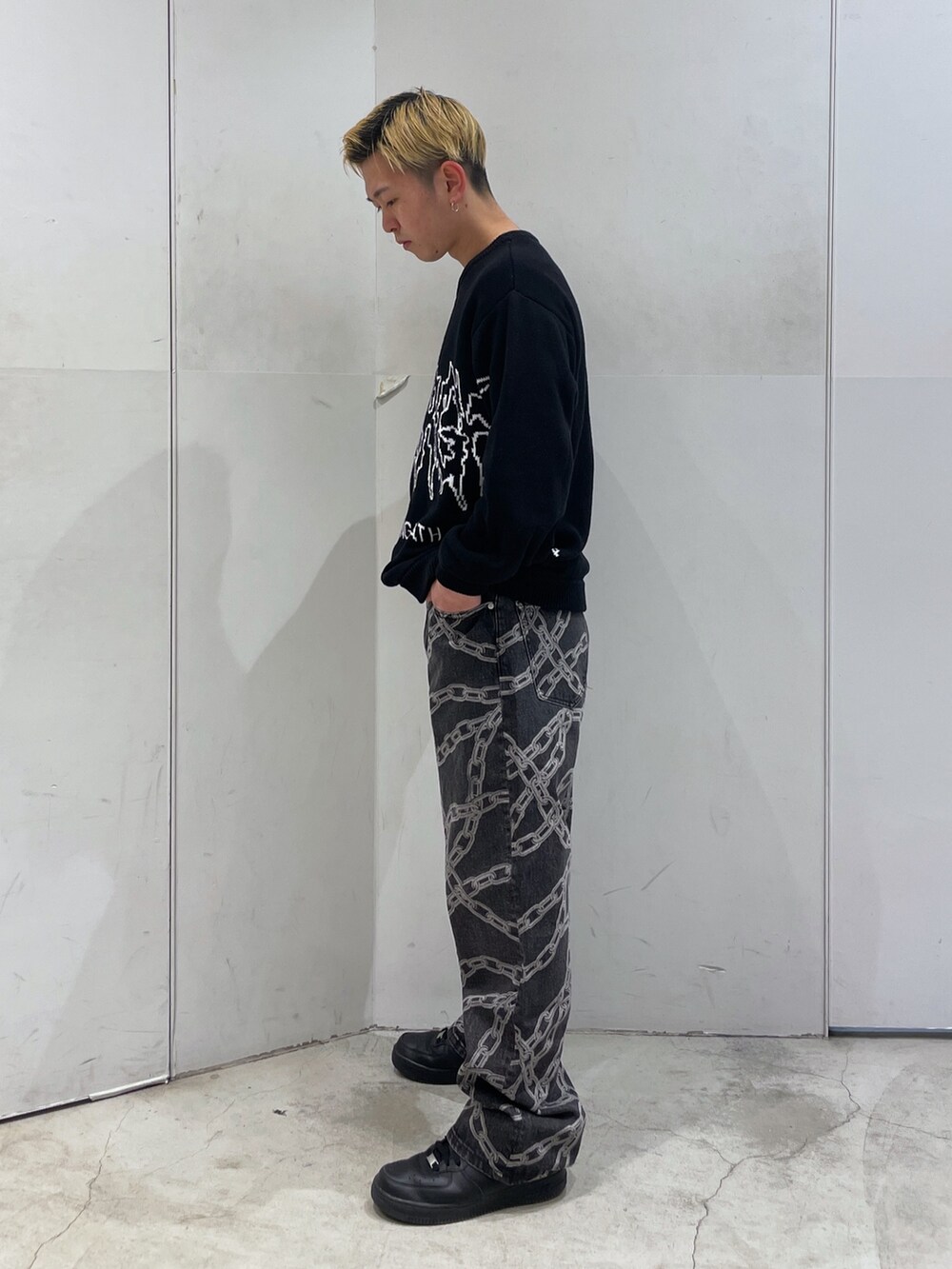 「XLARGE、XLARGE原宿」｜「Crawling DeathのXLARGE×Crawling Death CREWNECK KNIT（ニット/セーター、ブラック系）」を使った、Xlarge_Willyさん（メンズ・165cm）の春コーディネートの4枚目の写真