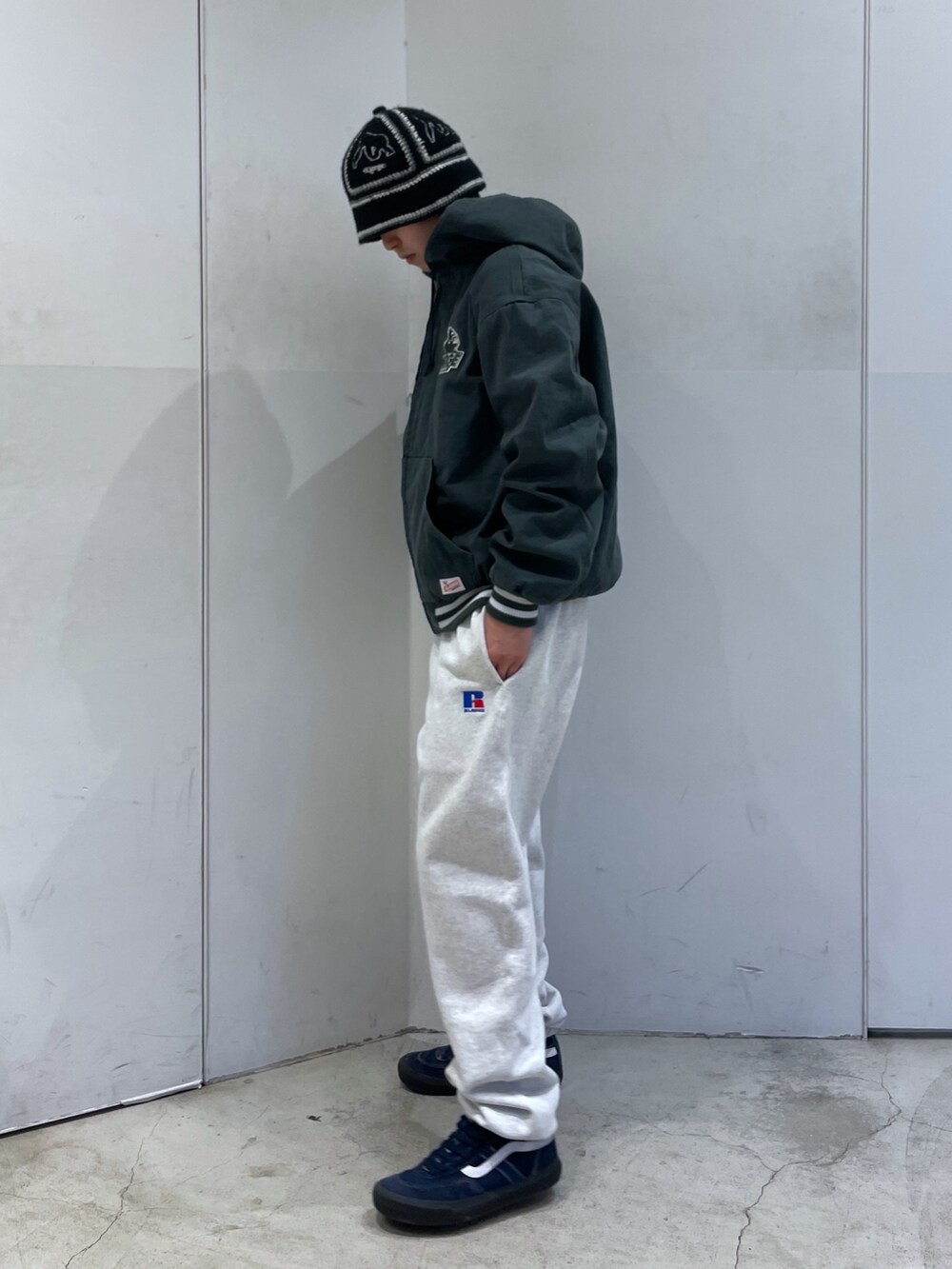 グリーン系のブルゾン、グレー系のスウェットパンツを着用したメンズの冬コーディネートの4枚目の写真
