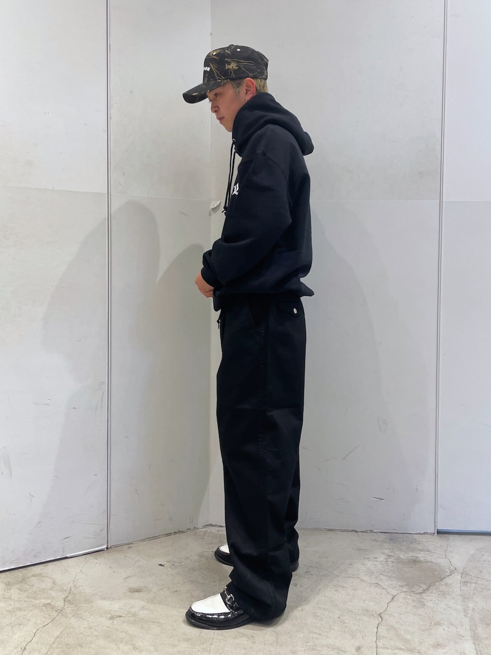 ブラック系のパーカー、ブラック系のその他パンツを着用したメンズの秋コーディネートの5枚目の写真