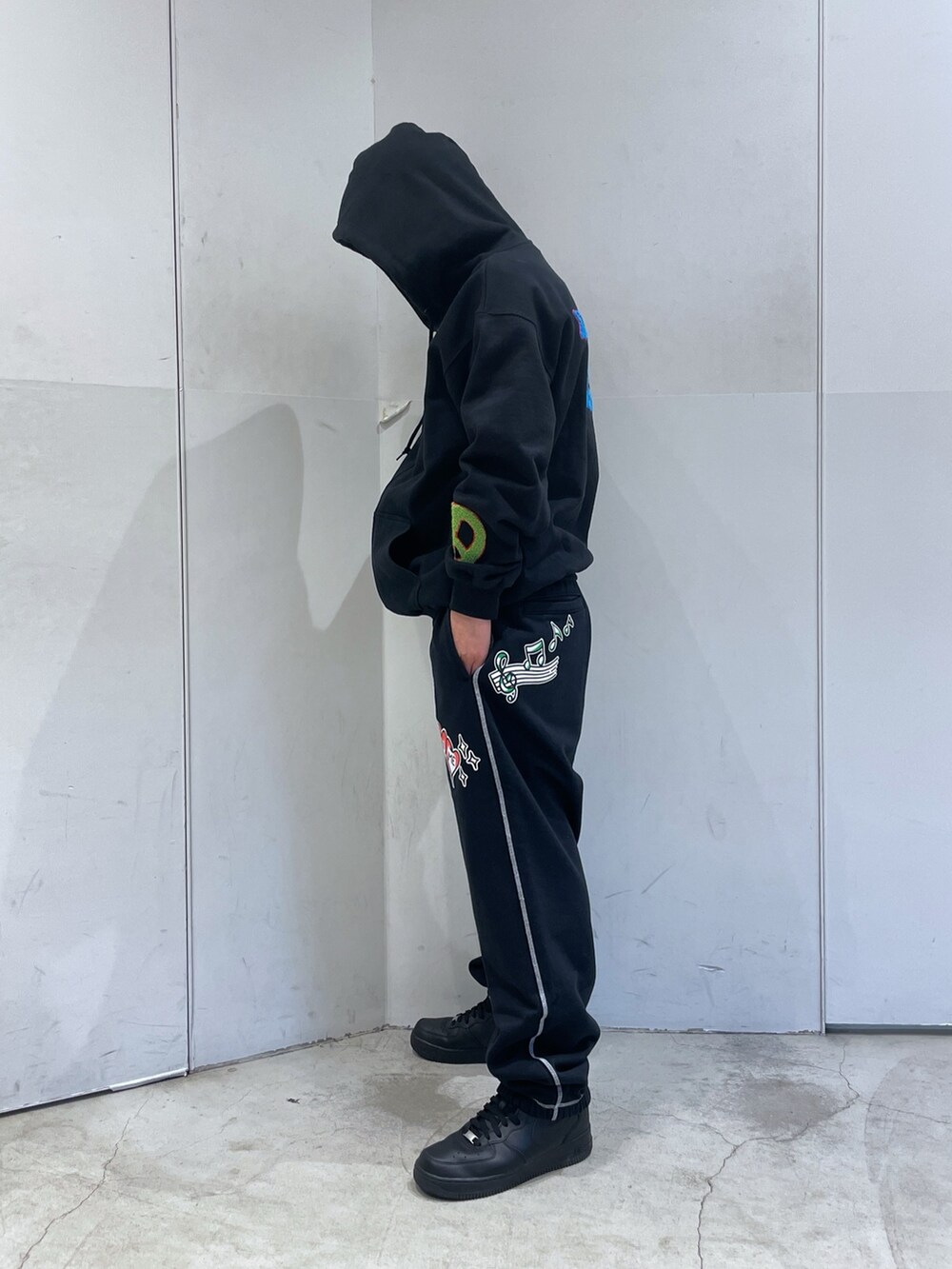 ブラック系のパーカー、ブラック系のスウェットパンツを着用したメンズの冬コーディネートの4枚目の写真