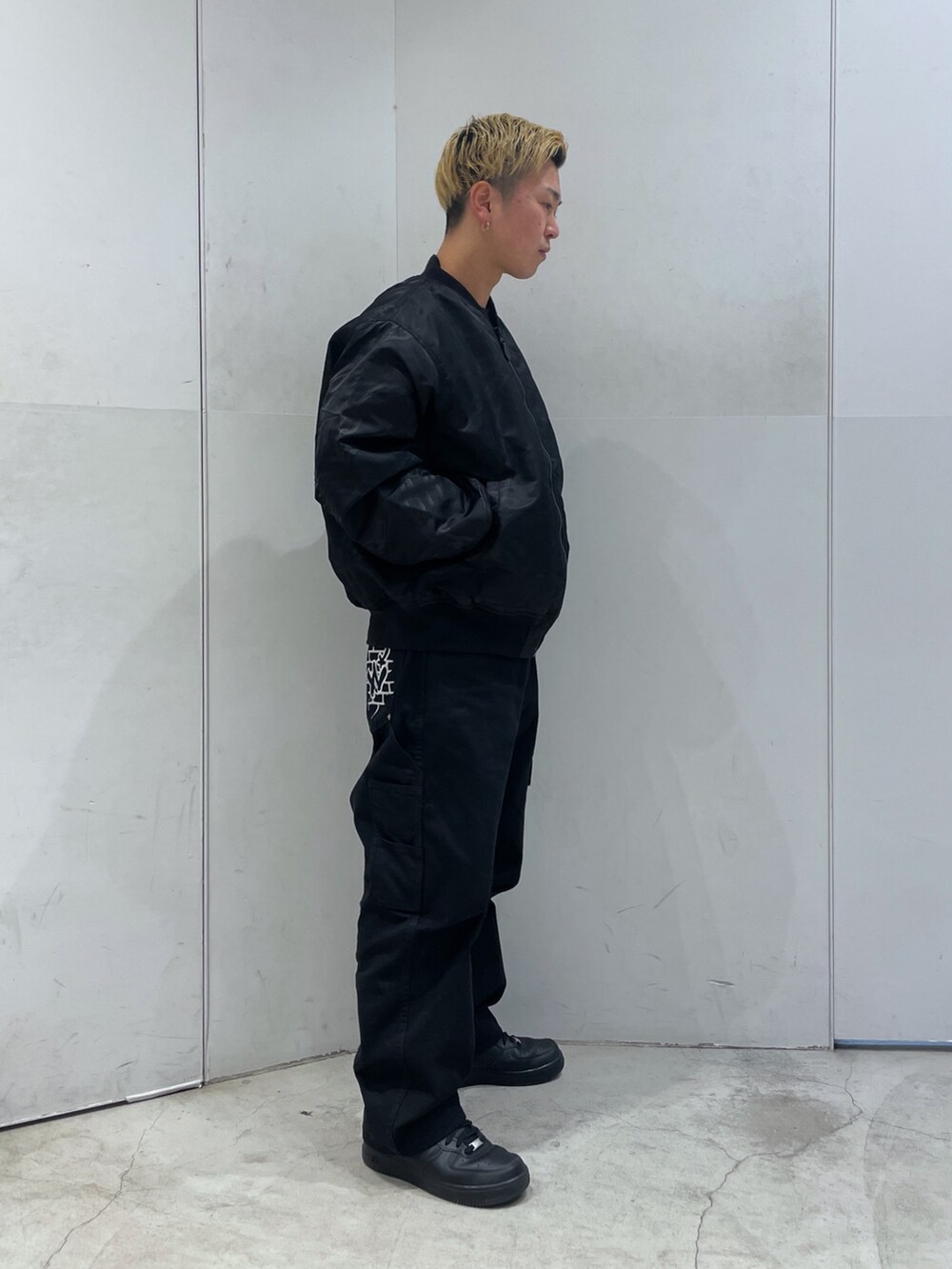 ブラック系のブルゾン、ブラック系のその他パンツを着用したメンズの春コーディネートの2枚目の写真