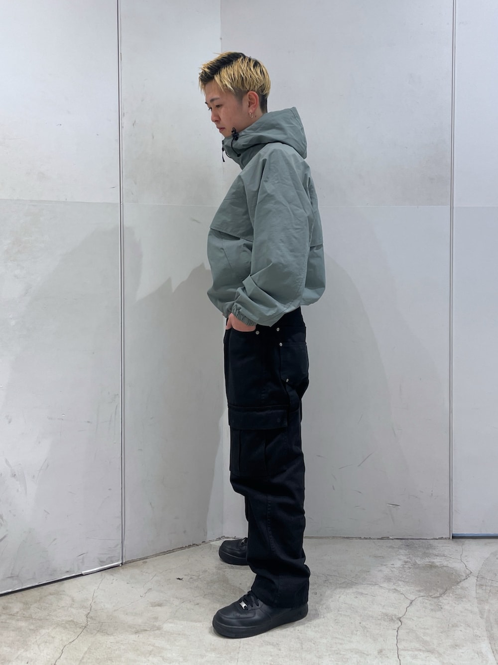 グレー系のブルゾン、ブラック系のその他パンツを着用したメンズの冬コーディネートの4枚目の写真