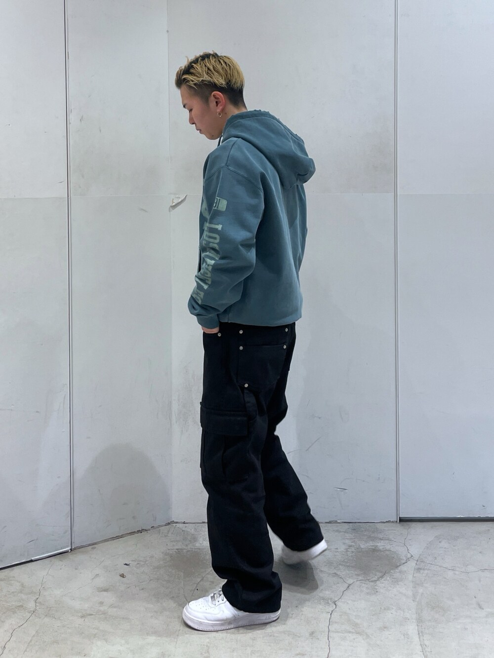 グリーン系のパーカー、ブラック系のその他パンツを着用したメンズの冬コーディネートの4枚目の写真