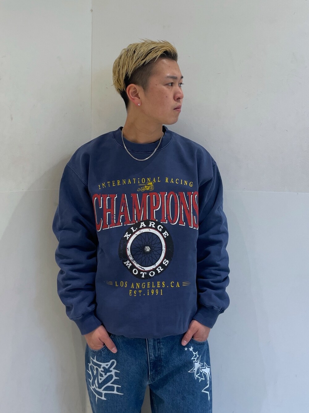 ブルー系のスウェット、ブルー系のデニムパンツを着用したメンズの冬コーディネートの5枚目の写真