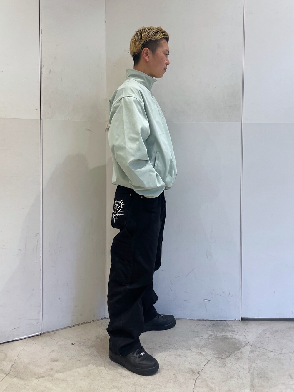 グリーン系のブルゾン、ブラック系のその他パンツを着用したメンズの冬コーディネートの2枚目の写真