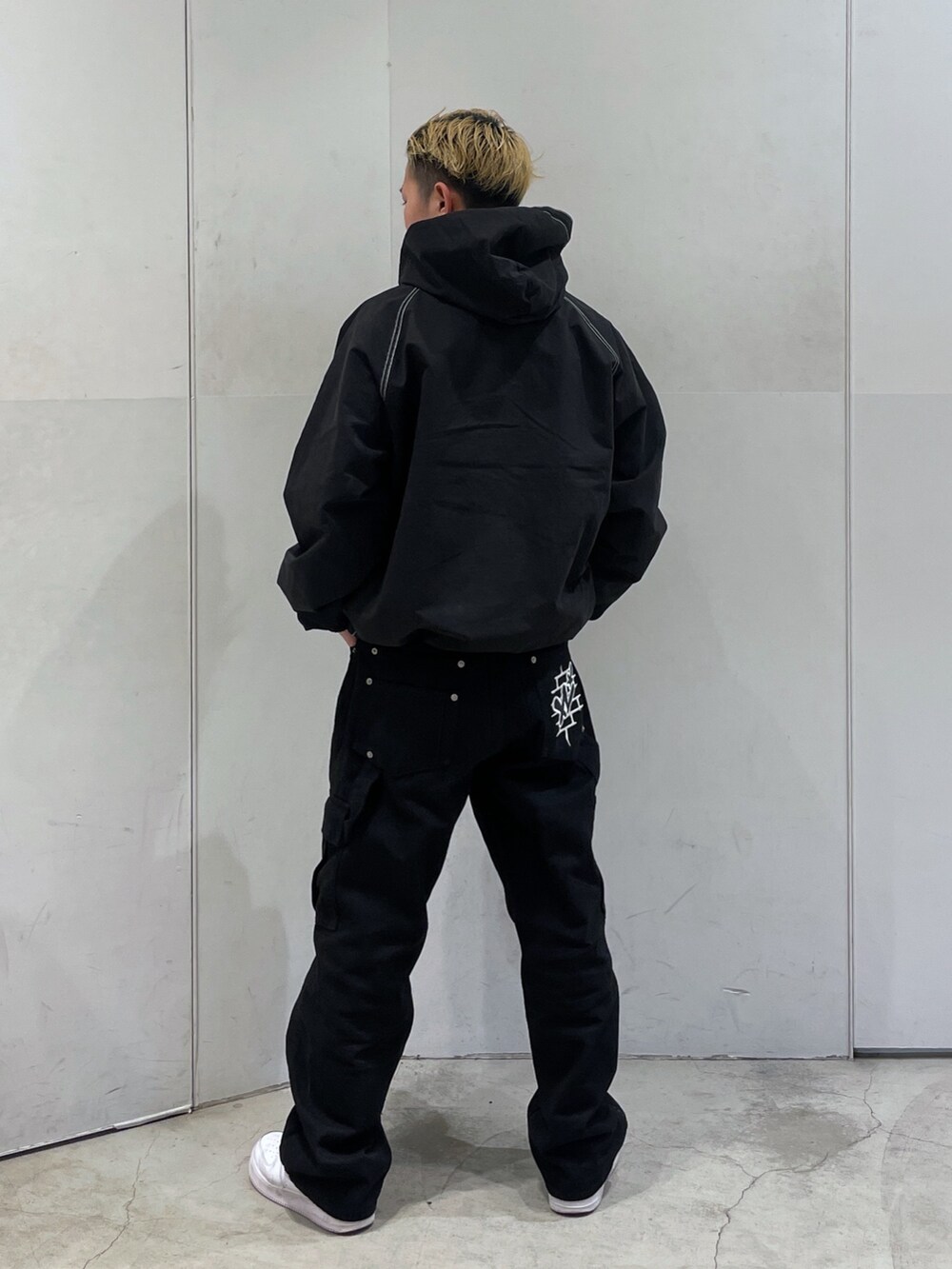 ブラック系のブルゾン、ブラック系のその他パンツを着用したメンズの冬コーディネートの3枚目の写真