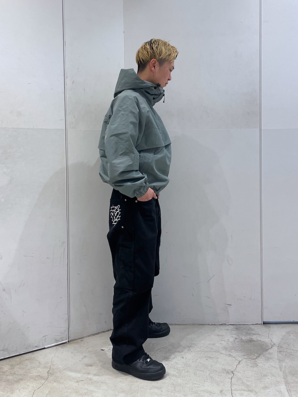 グレー系のブルゾン、ブラック系のその他パンツを着用したメンズの冬コーディネートの2枚目の写真