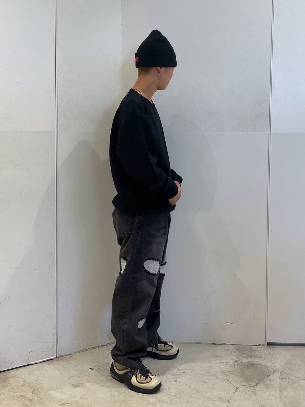 ブラック系のスウェット、ブラック系のデニムパンツ、ブラック系のニットキャップ/ビーニーを着用したメンズの秋コーディネートの2枚目の写真