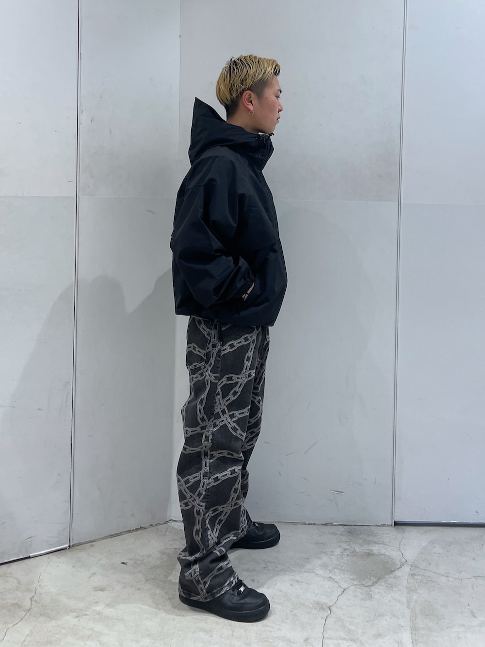 ブラック系のブルゾンを着用したメンズの春コーディネートの2枚目の写真