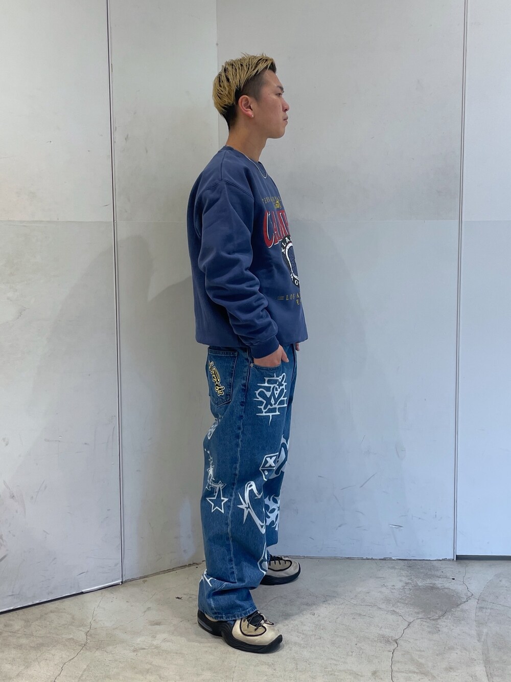 ブルー系のスウェット、ブルー系のデニムパンツを着用したメンズの冬コーディネートの2枚目の写真