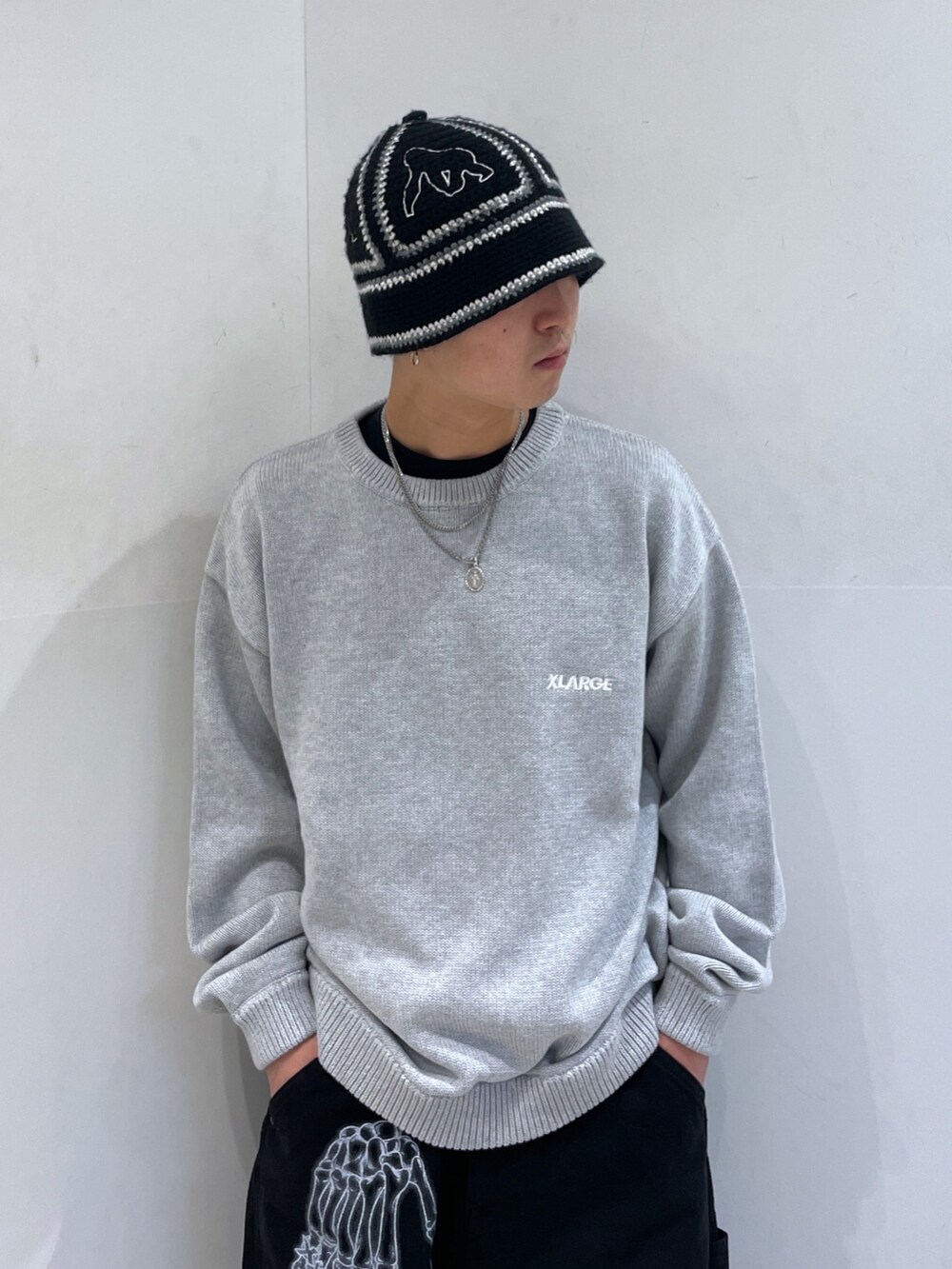 グレー系のニット/セーター、ブラック系のその他パンツを着用したメンズの冬コーディネートの5枚目の写真