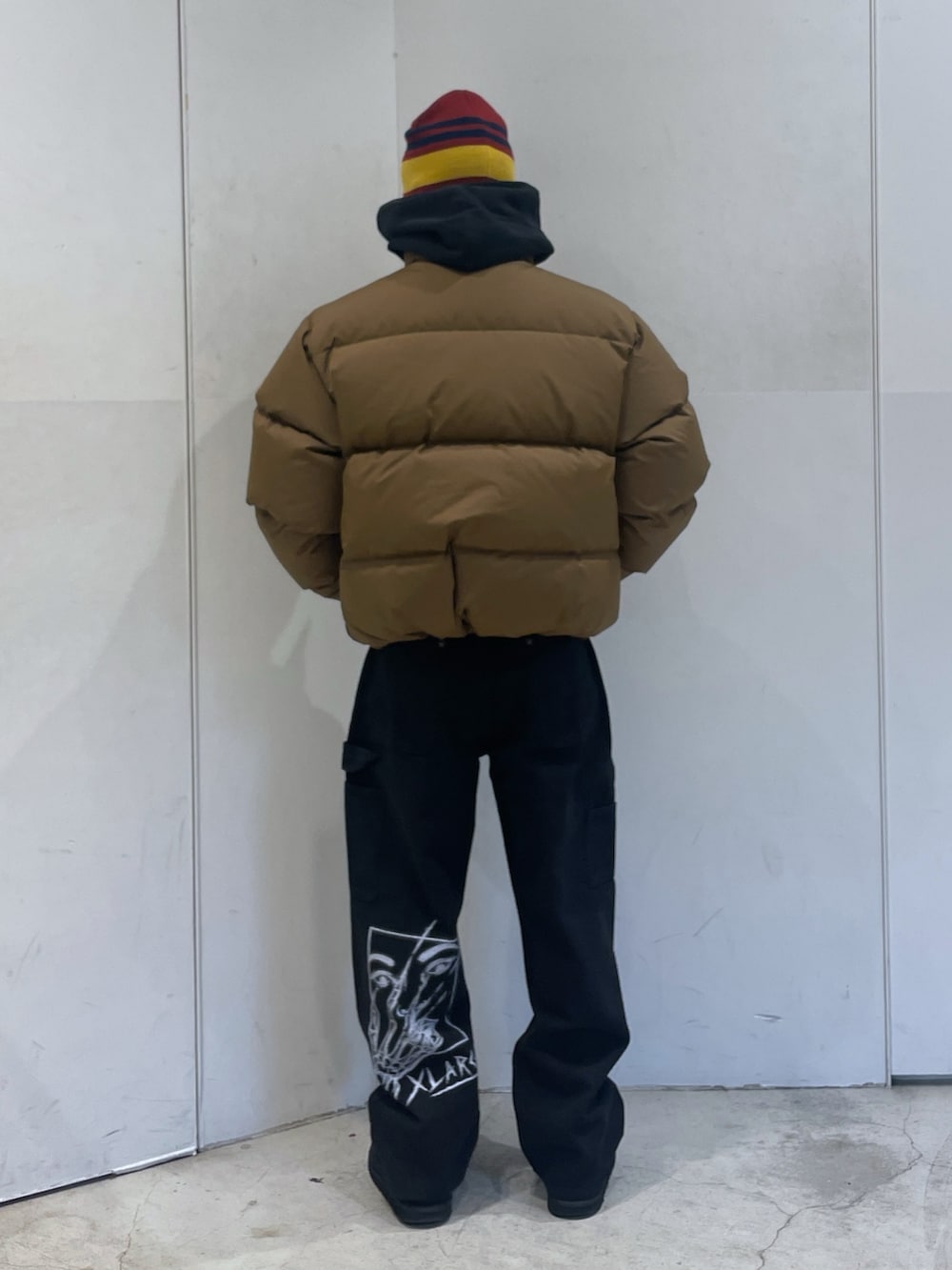 「XLARGE、XLARGE®、xlarge＿snap、ootd、outfit、ダウンジャケット」｜「XLARGEのLINED SINGLE BEANIE（ニットキャップ/ビーニー、レッド系）」を使った、Xlarge_Willyさん（メンズ・165cm）の秋コーディネートの3枚目の写真