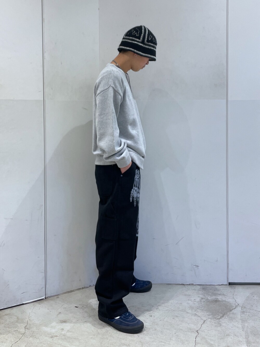 グレー系のニット/セーター、ブラック系のその他パンツを着用したメンズの冬コーディネートの2枚目の写真