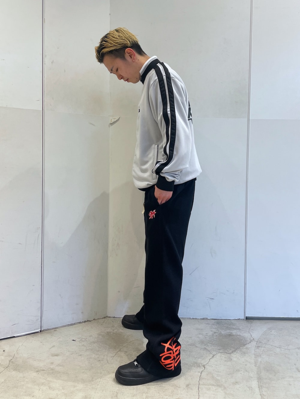 グレー系のブルゾン、ブラック系のその他パンツを着用したメンズの冬コーディネートの4枚目の写真