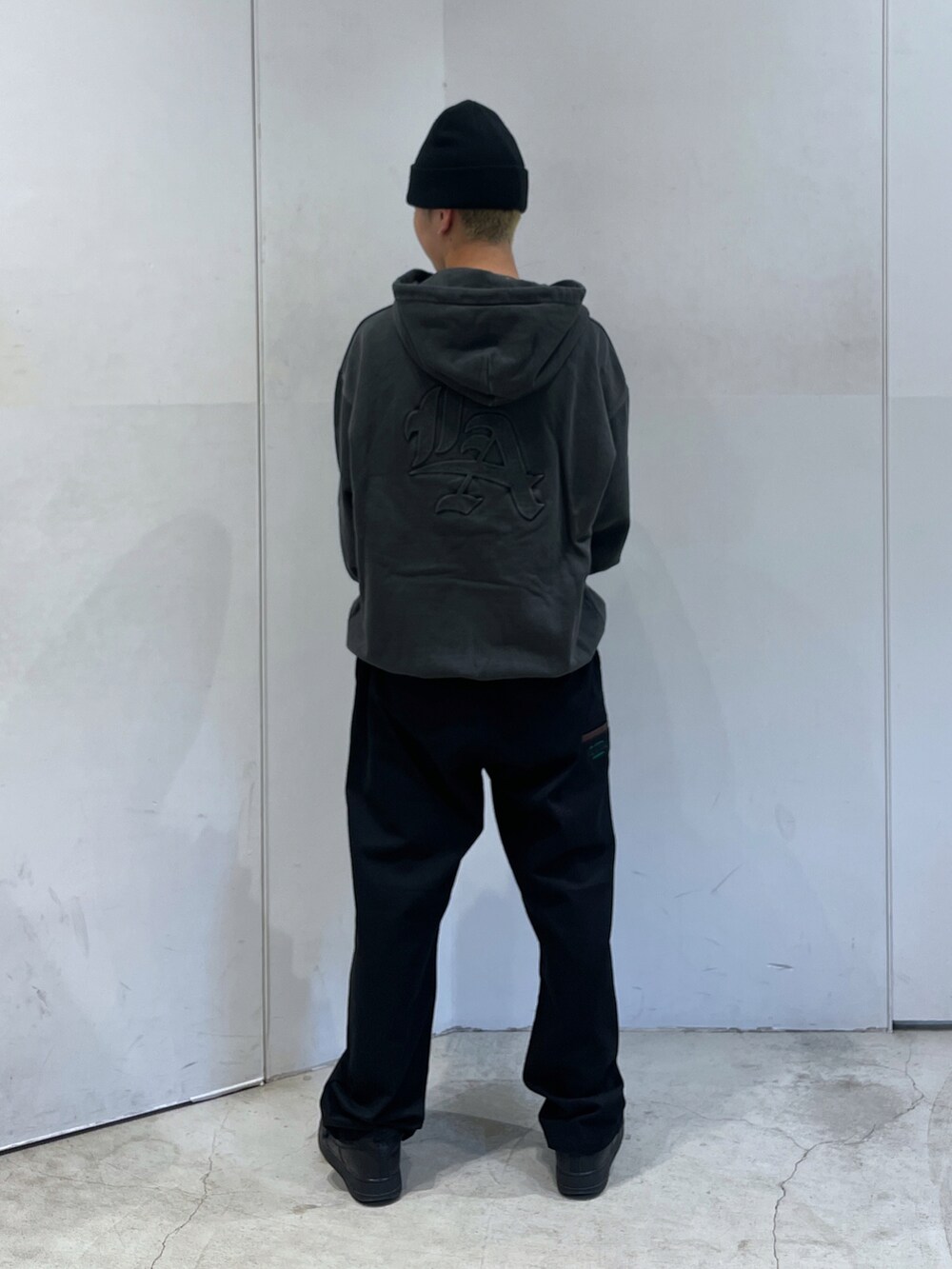 ブラック系のパーカーを着用したメンズの秋コーディネートの3枚目の写真