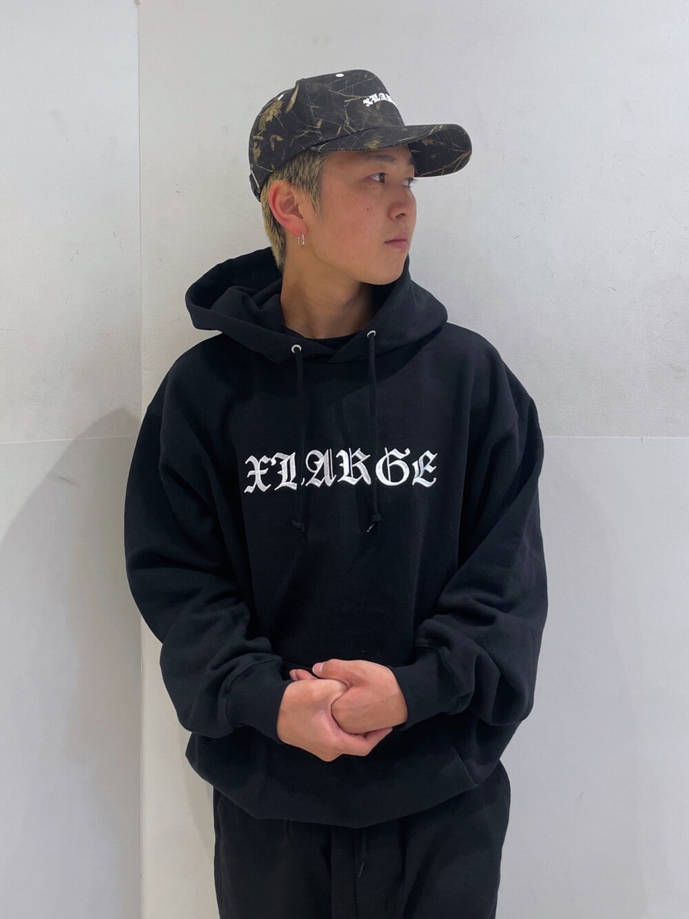 ブラック系のパーカー、ブラック系のその他パンツを着用したメンズの秋コーディネートの6枚目の写真