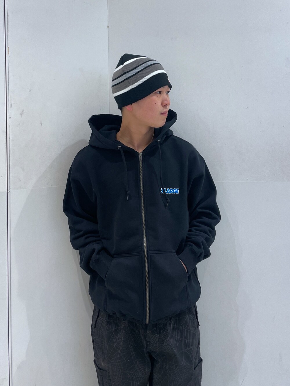 「XLARGEのSCRATCH LOGO STRIPED SINGLE BEANIE（ニットキャップ/ビーニー、ブラック系）」を使った、Xlarge_Willyさん（メンズ・165cm）の冬コーディネートの5枚目の写真