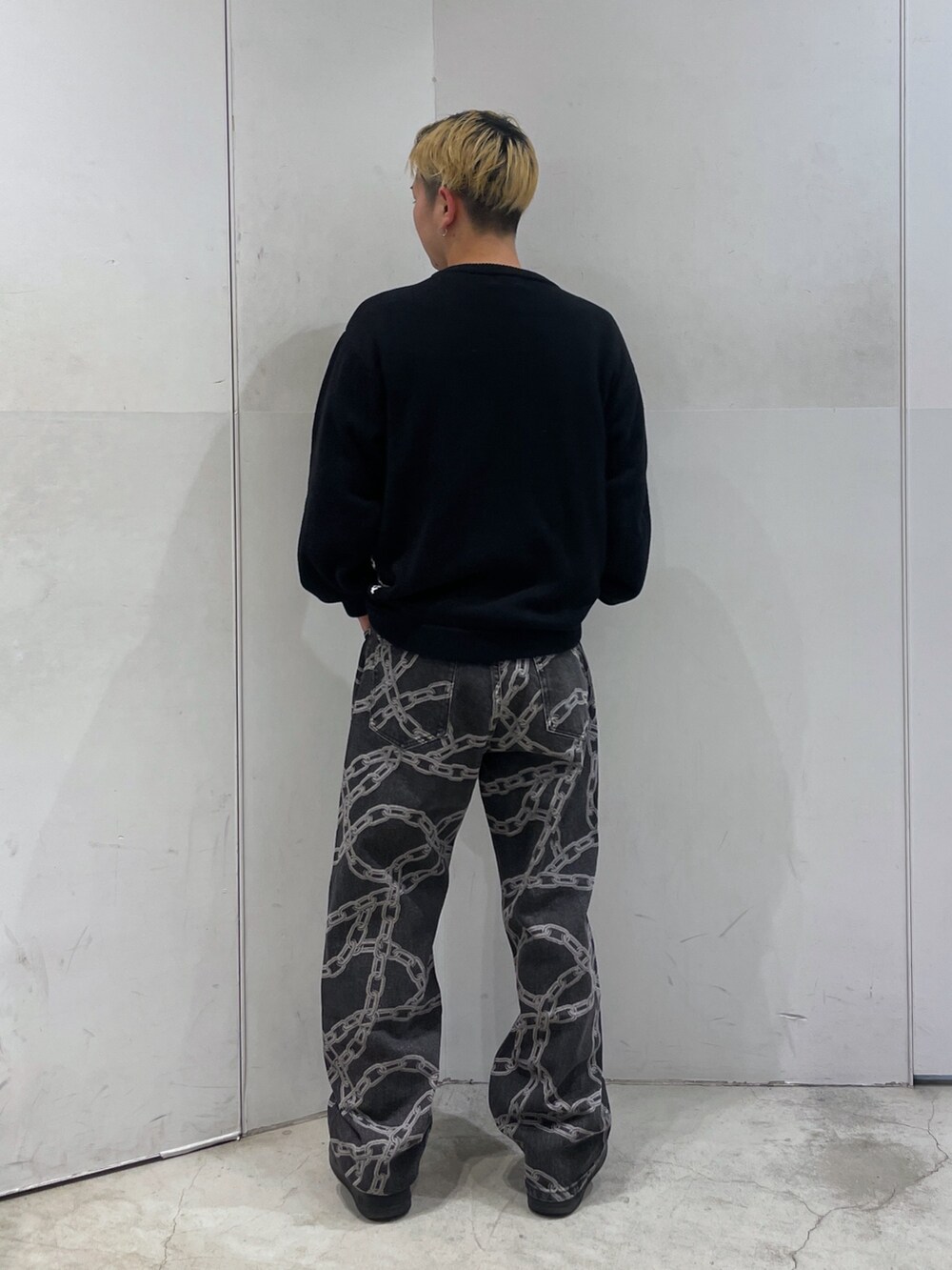 「XLARGE、XLARGE原宿」｜「Crawling DeathのXLARGE×Crawling Death CREWNECK KNIT（ニット/セーター、ブラック系）」を使った、Xlarge_Willyさん（メンズ・165cm）の春コーディネートの3枚目の写真