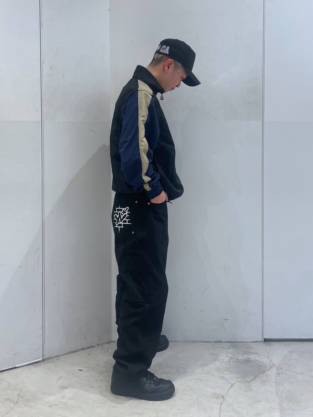 ブラック系のナイロンジャケット、ブラック系のその他パンツを着用したメンズの冬コーディネートの2枚目の写真