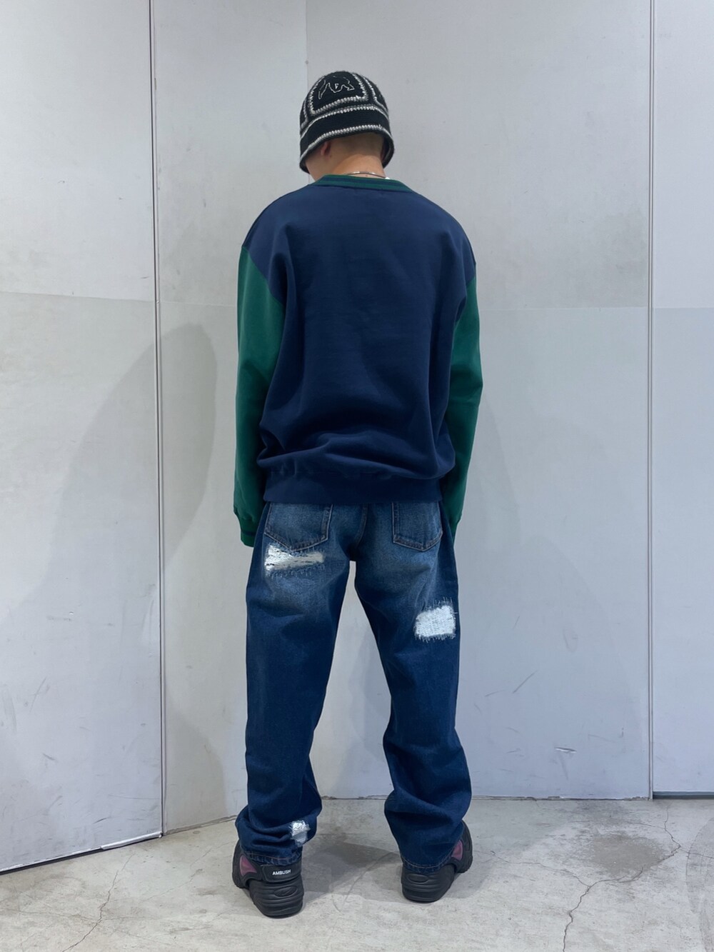 ブルー系のデニムパンツ、グリーン系のスウェットを着用したメンズの冬コーディネートの3枚目の写真