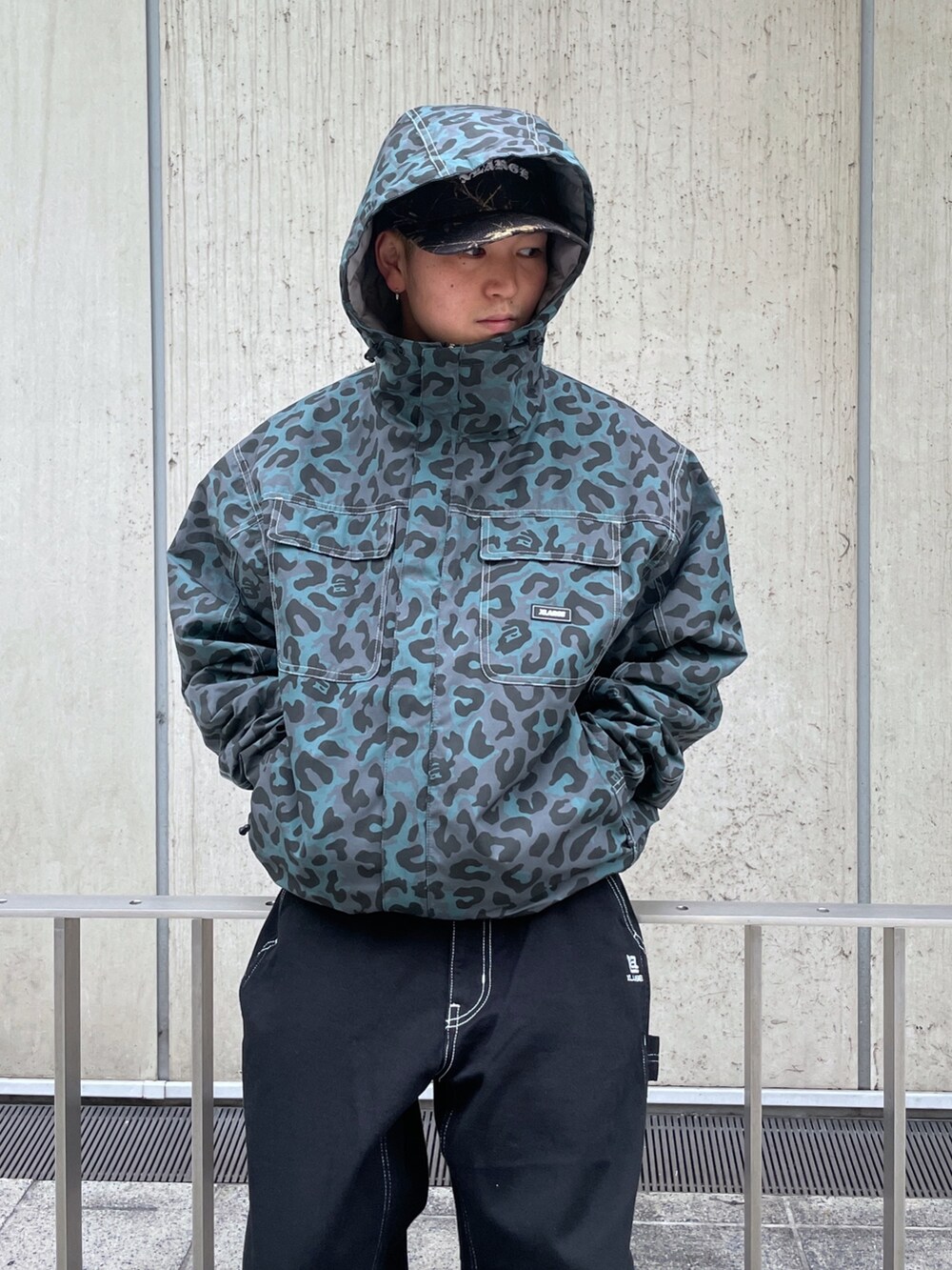 その他のその他アウター、ブラック系のその他パンツを着用したメンズの秋コーディネートの4枚目の写真