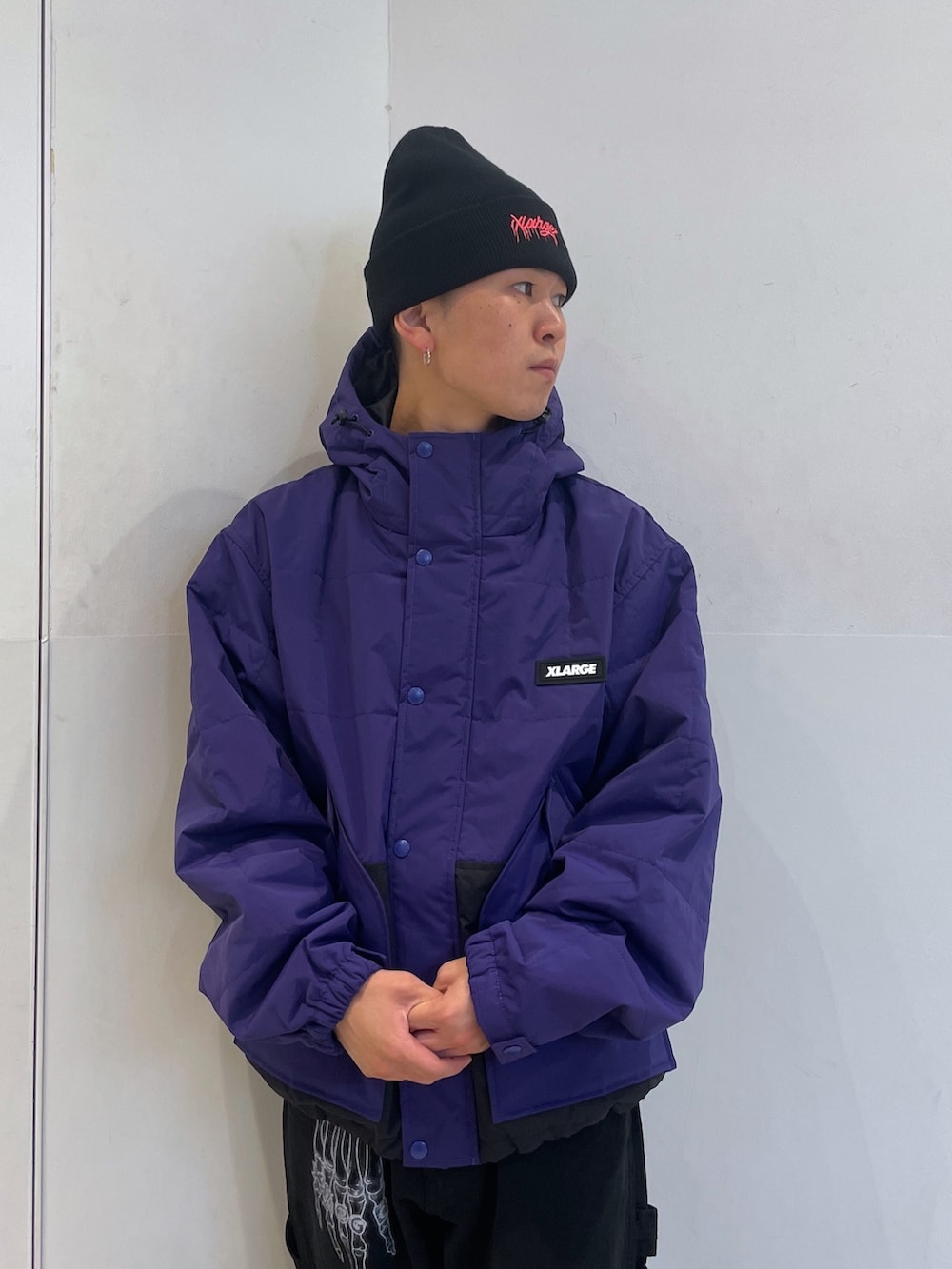 パープル系のナイロンジャケット、ブラック系のその他パンツ、ブラック系のニットキャップ/ビーニーを着用したメンズの秋コーディネートの5枚目の写真