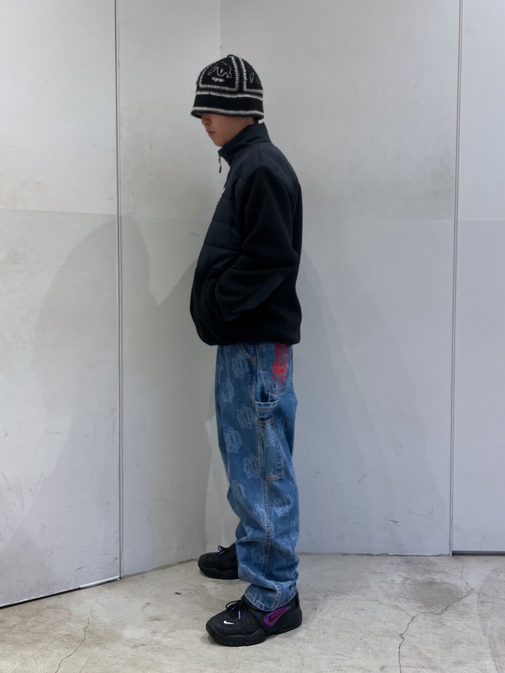 ブラック系のブルゾン、ブラック系のハットを着用したメンズの冬コーディネートの4枚目の写真