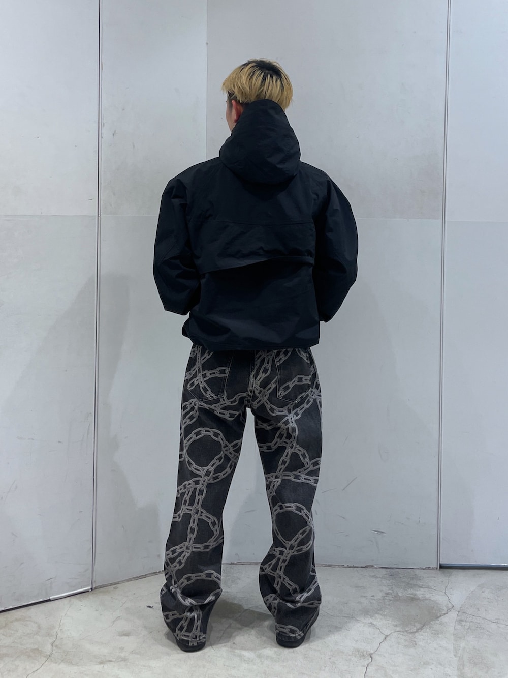 ブラック系のブルゾンを着用したメンズの春コーディネートの3枚目の写真