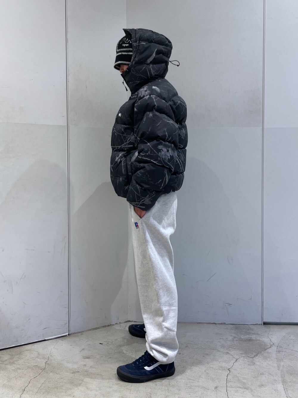 「XLARGE、XLARGE®、xlarge＿snap、xlarge、xlargejp」｜「XLARGEのCROCHET BELL HAT（ハット、ブラック系）」を使った、Xlarge_Willyさん（メンズ・165cm）の冬コーディネートの2枚目の写真