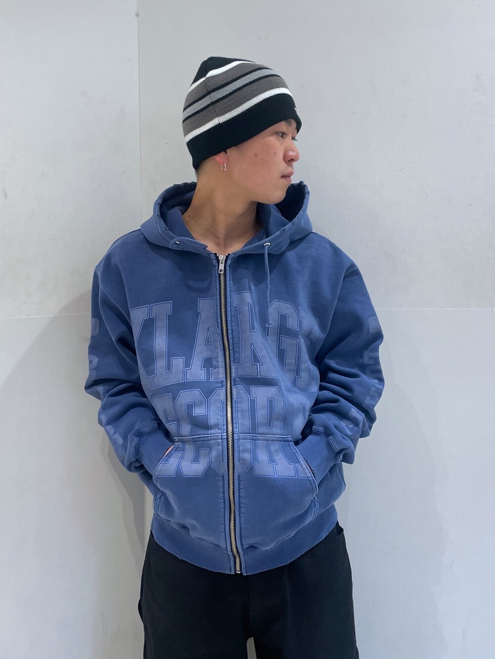 「XLARGE、XLARGE原宿」｜「XLARGEのCOLLEGE LOGO PIGMENT DYED ZIP UP HOODED SWEATSHIRT（パーカー、ブルー系）」を使った、Xlarge_Willyさん（メンズ・165cm）の春コーディネートの5枚目の写真