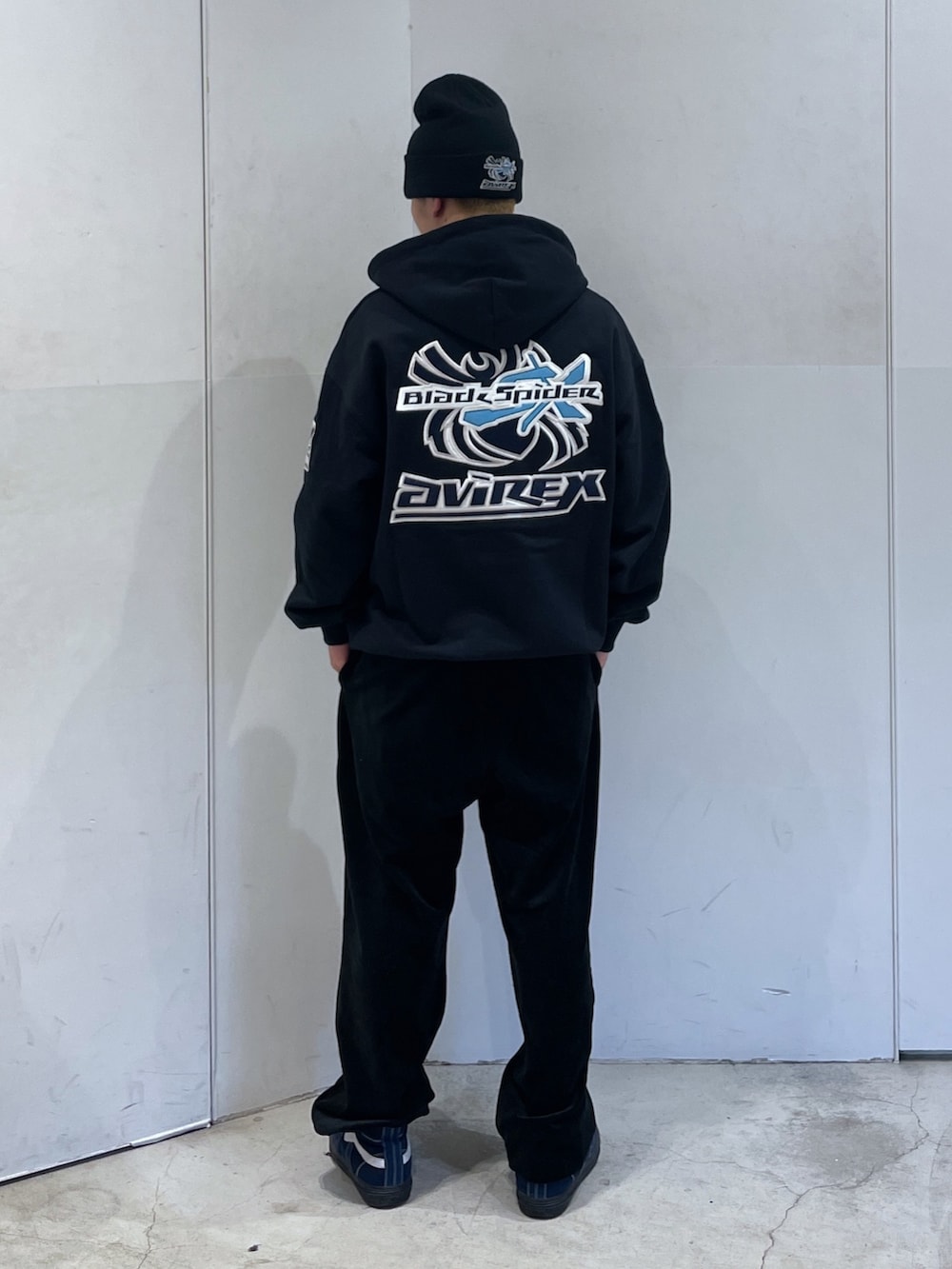 ブラック系のパーカー、ブラック系のその他パンツ、ブラック系のニットキャップ/ビーニーを着用したメンズの秋コーディネートの3枚目の写真