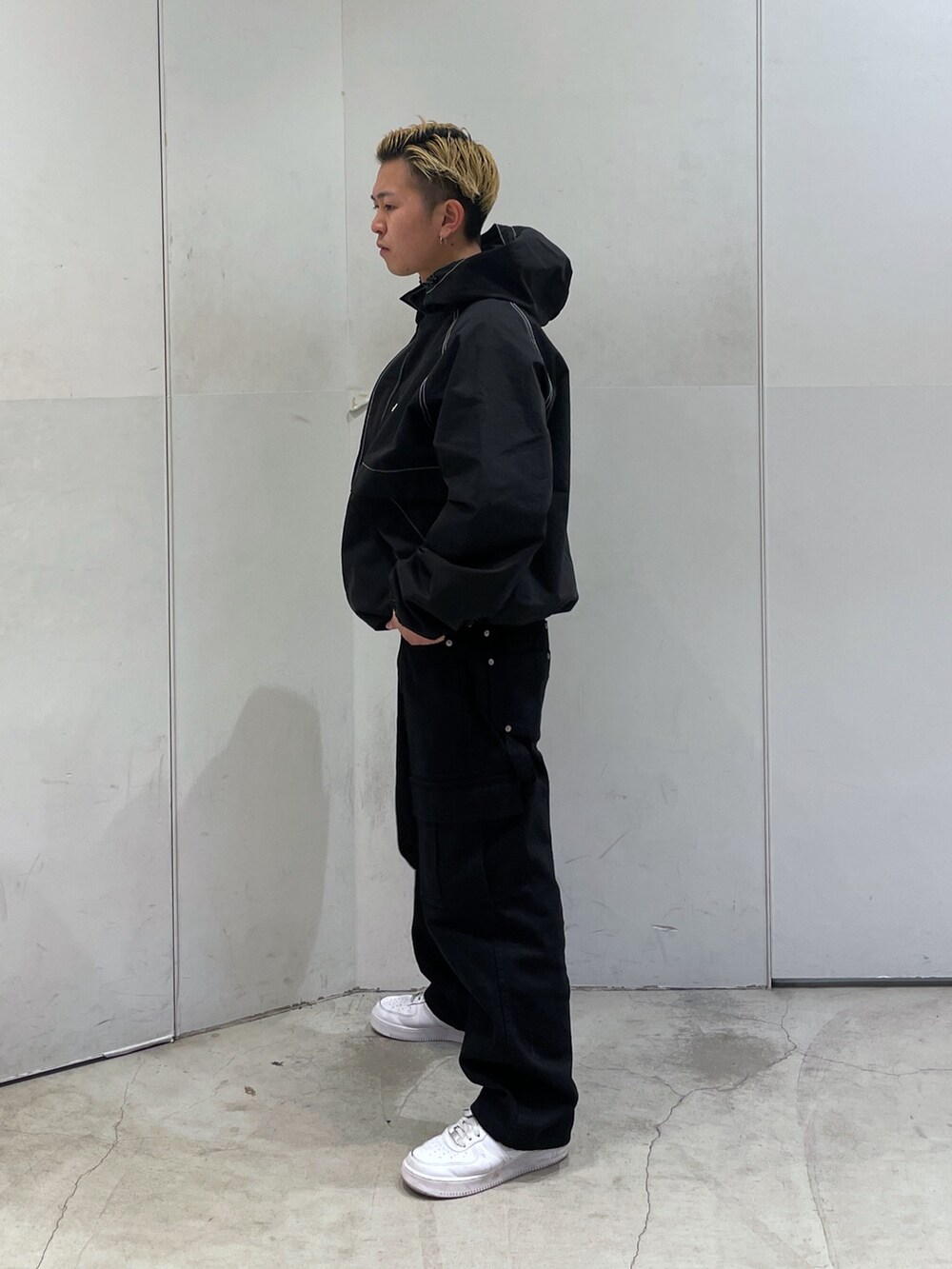 ブラック系のブルゾン、ブラック系のその他パンツを着用したメンズの冬コーディネートの4枚目の写真